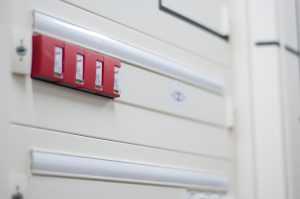 Home Professionele installatie van aardpen slaan voor bliksembeveiliging van woningen en kantoren