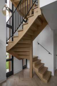 Home Stalen trap met houten treden geplaatst in moderne woonruimte met industrieel design