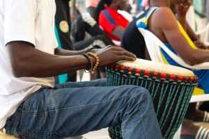 Home Groep deelnemers tijdens een djembe workshop die samen trommels spelen en traditionele Afrikaanse ritmes leren.