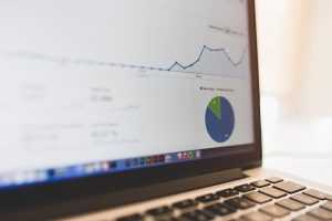 Computer scherm met zoekmachine zoekresultaten waarbij een SEO bureau website ranking verbetert