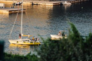 Home Zeilboot in kristalheldere wateren van Kroatië met trend flottielje zeilen en pittoreske kustlijn