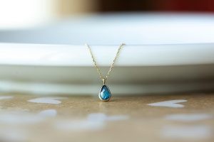 Home Juwelier in Apeldoorn toont collectie sieraden en horloges voor het maken van de perfecte keuze