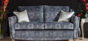 Home Klassiek interieur met elegant meubelstukken, klassieke kasten en sierlijke houtsnijwerk details