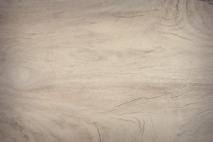 Prachtige eiken eettafel met natuurlijke nerven en warme uitstraling in een modern interieur